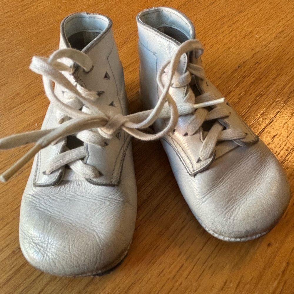 Vintage baby shoes by La Parisette, 1950s White leather child or doll shoes